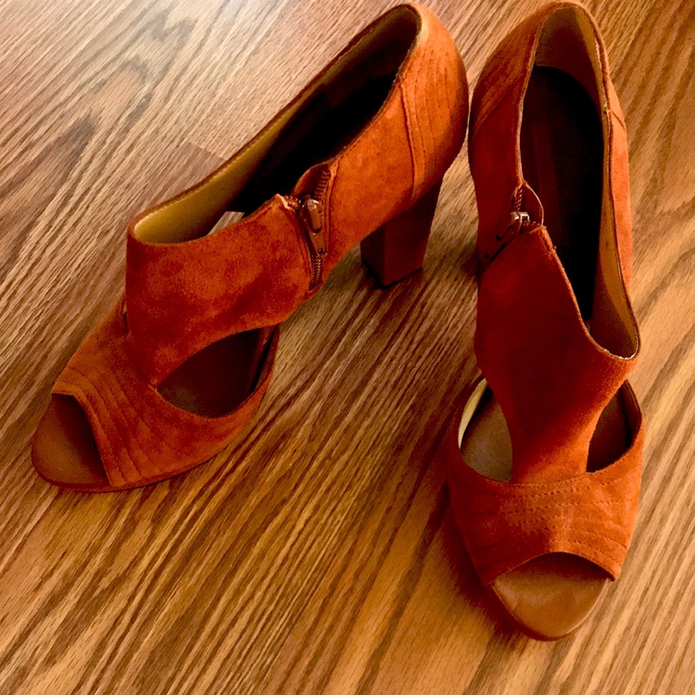 Banana Republic Velvet Heel